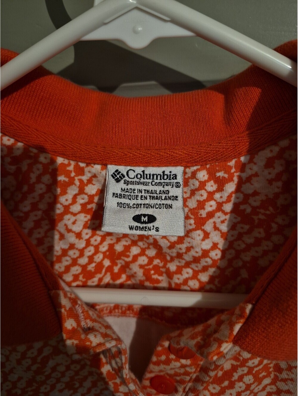 Columbia sleeveless polo features a ribbed collar orange buttons. Size M - Picture 2 of 4